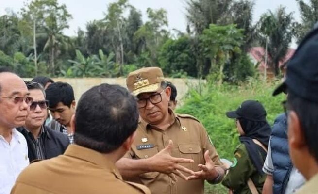Pj Gubernur Kaltim Tinjau Progres Pembangunan Turap Sungai Telihan di Bontang